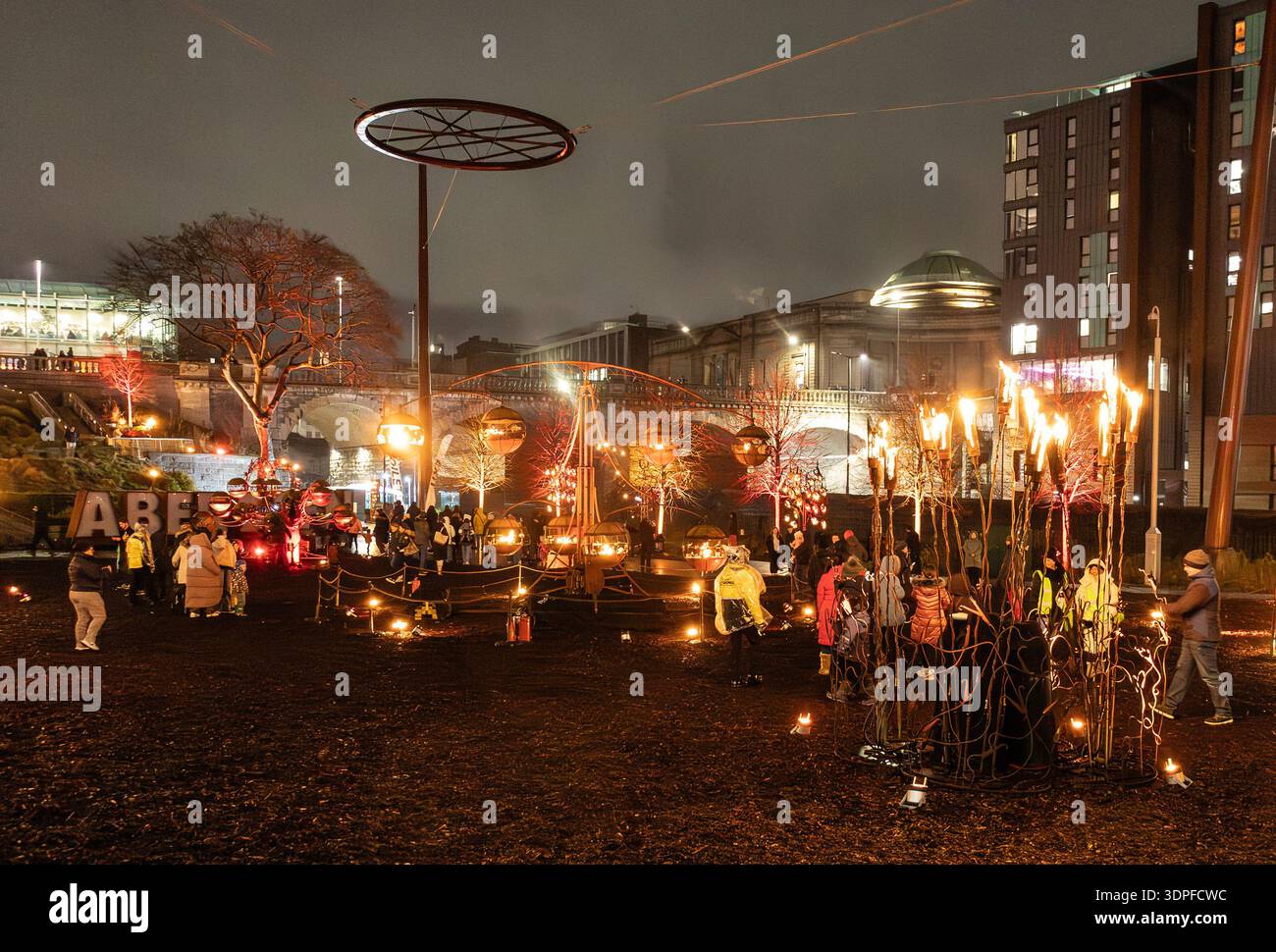 Les gens apprécient l'installation de Fire Garden par Walk the Plank dans Union Terrace Gardens, Aberdeen pendant le Spectra Festival of Light 2026. Écosse. Banque D'Images