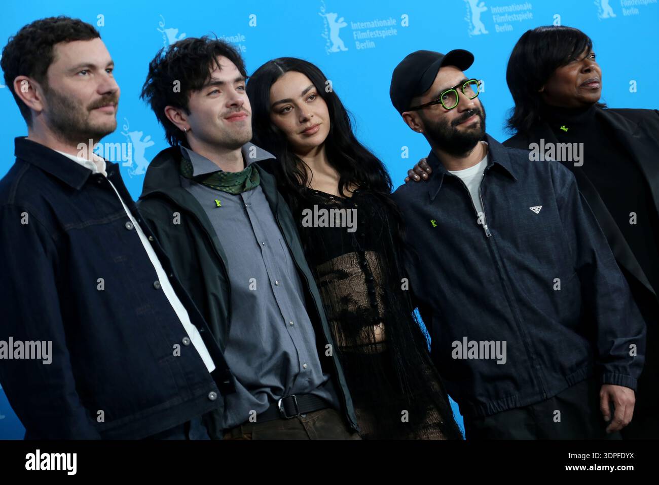 Berlin, Allemagne. 14 février 2026. (De gauche à droite) Michael Stutz, Aidan Zamiri, Charli XCX, David Hinojosa et Jacqueline Lyanga posent pour les photographes lors de l'appel photo pour le film « le moment » lors du 76e Festival international du film de Berlin (Berlinale), qui est le premier grand festival du film européen de l'année, à Berlin. Le festival se déroule du 12 au 22 février 2026. (Crédit image : © Rouzbeh Fouladi/ZUMA Press Wire) USAGE ÉDITORIAL SEULEMENT ! Non destiné à UN USAGE commercial ! Banque D'Images