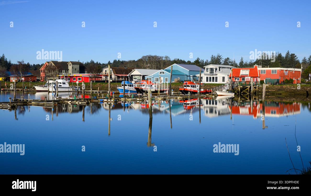 Ilwaco, WA, États-Unis - 20 janvier 2026 ; port d'Ilwaco dans le sud-ouest de l'État de Washington avec réflexion dans l'eau calme Banque D'Images