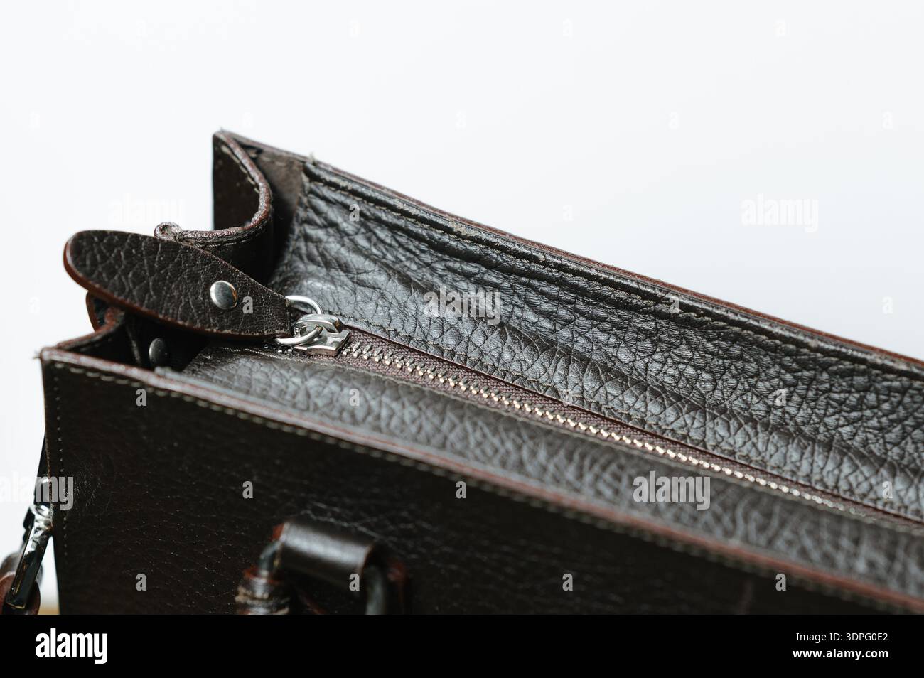 Image professionnelle mettant en valeur le grain riche et les coutures méticuleuses du porte-monnaie en cuir de luxe Banque D'Images