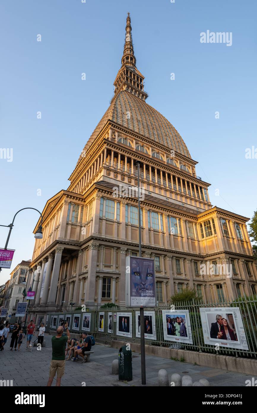 Turin, Italie - 9 août 2025 : mole Antonelliana à Turin au coucher du soleil, ancienne synagogue transformée en Musée national du Cinéma, éclectique remorque de maçonnerie du XIXe siècle Banque D'Images