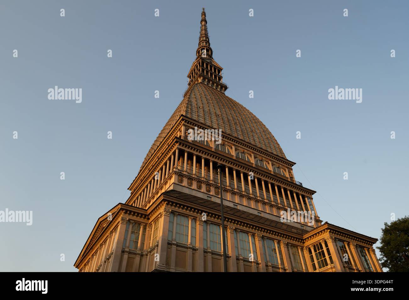 Vue en bas angle de mole Antonelliana à Turin, Italie, monument éclectique du XIXe siècle en briques et en pierre abritant aujourd'hui le Musée national du cinéma. Banque D'Images