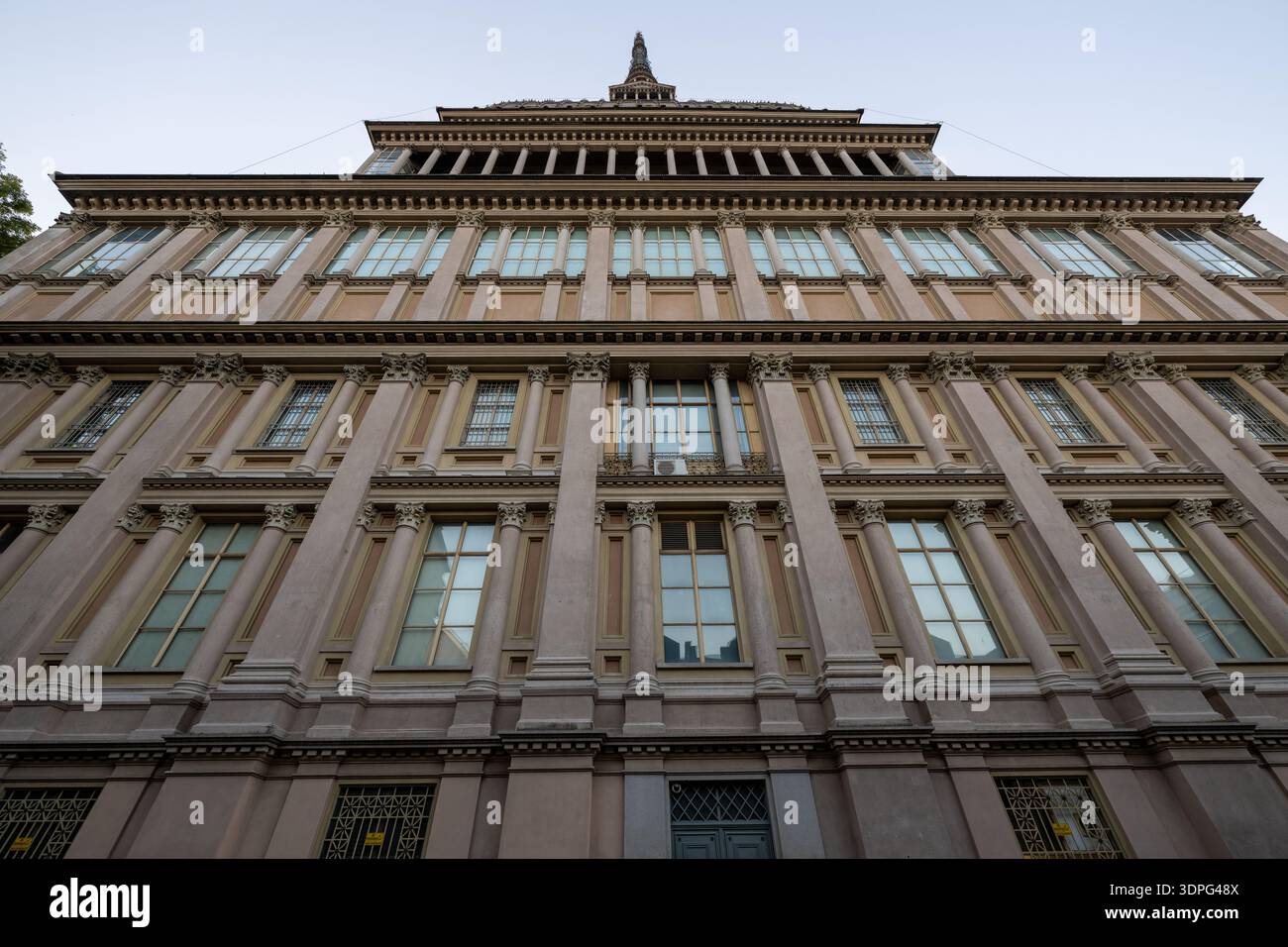 Vue en bas angle de la base néo-classique de mole Antonelliana à Turin, ancienne synagogue et symbole de la ville, au crépuscule. Banque D'Images