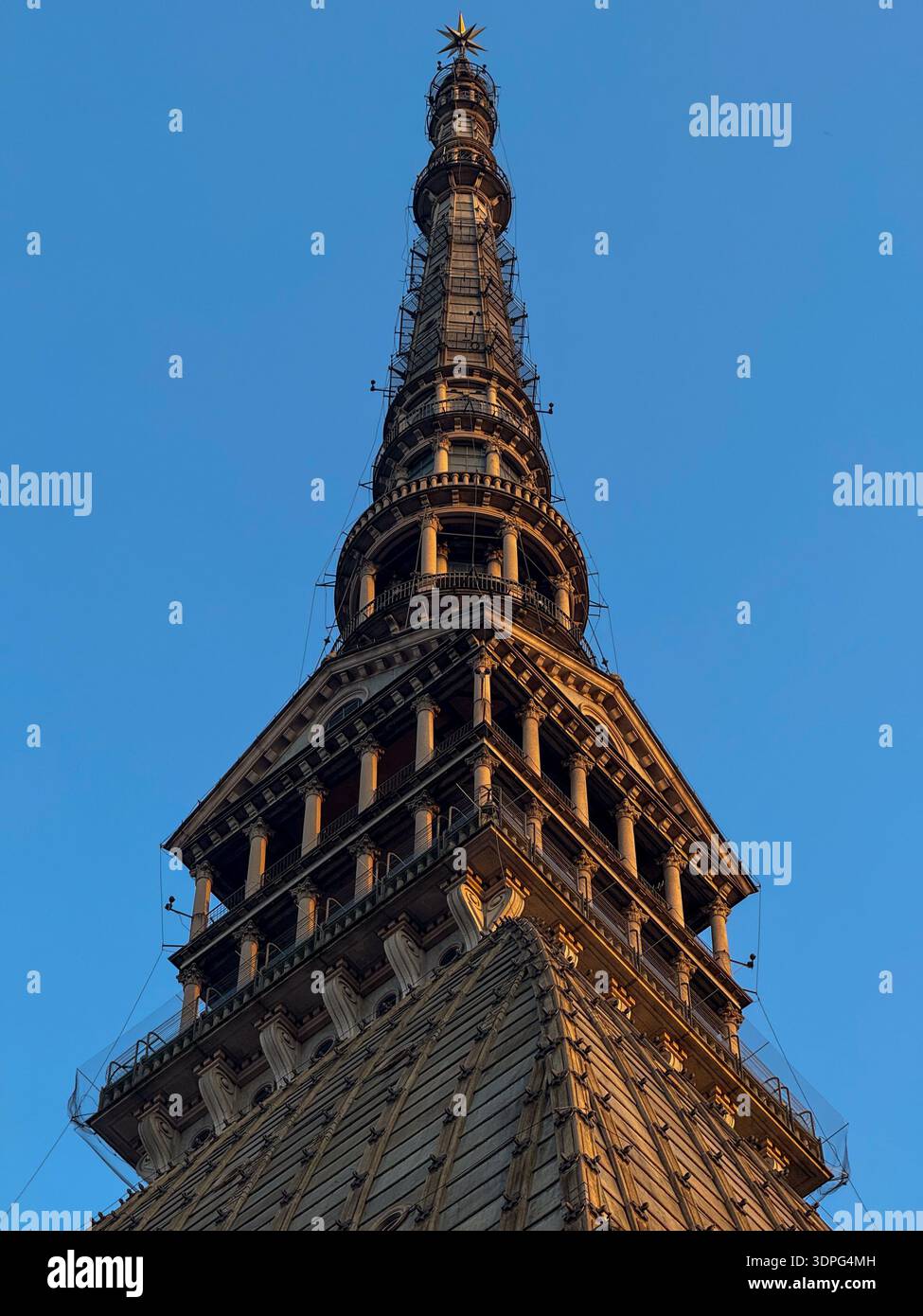 Vue vers le haut de la flèche mole Antonelliana à Turin, un monument du XIXe siècle conçu à l'origine comme une synagogue, au coucher du soleil. Banque D'Images