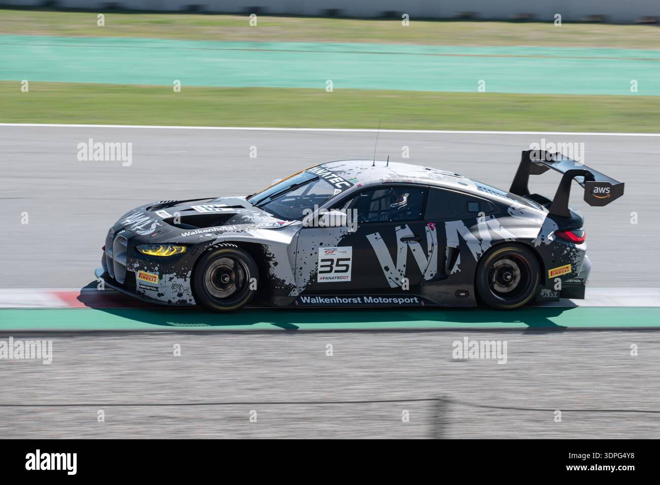 Bleu et jaune Team WRT BMW M4 GT3 numéro 46 avec des livrées Skechers en compétition dans le Fanatec GT World Challenge sur le circuit de Barcelona-Catalunya Banque D'Images