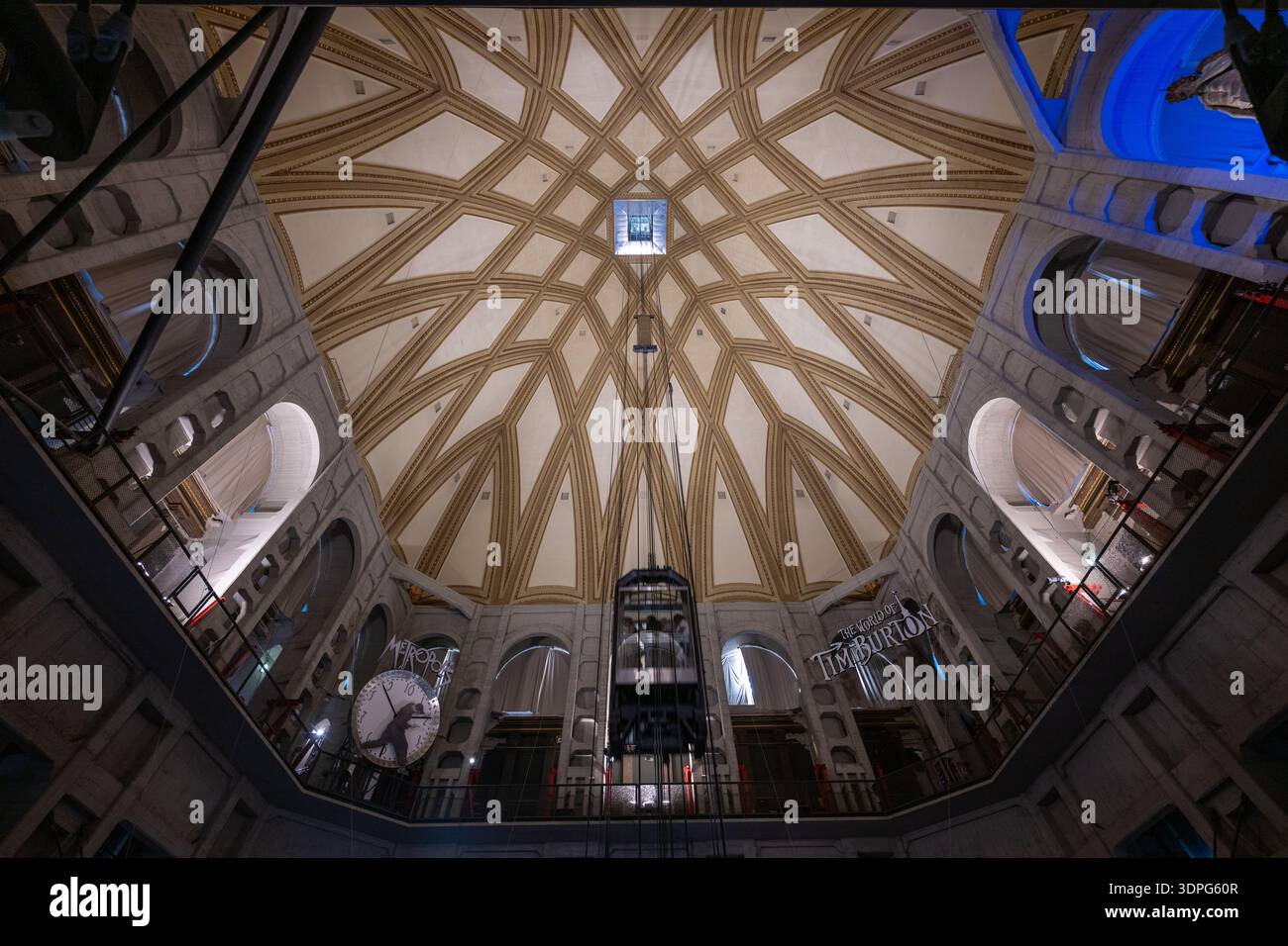 Turin, Italie - 10 août 2025 : vue sur le dôme nervuré et l'ascenseur panoramique central à l'intérieur de la mole Antonelliana du XIXe siècle, qui abrite aujourd'hui Turins Nation Banque D'Images