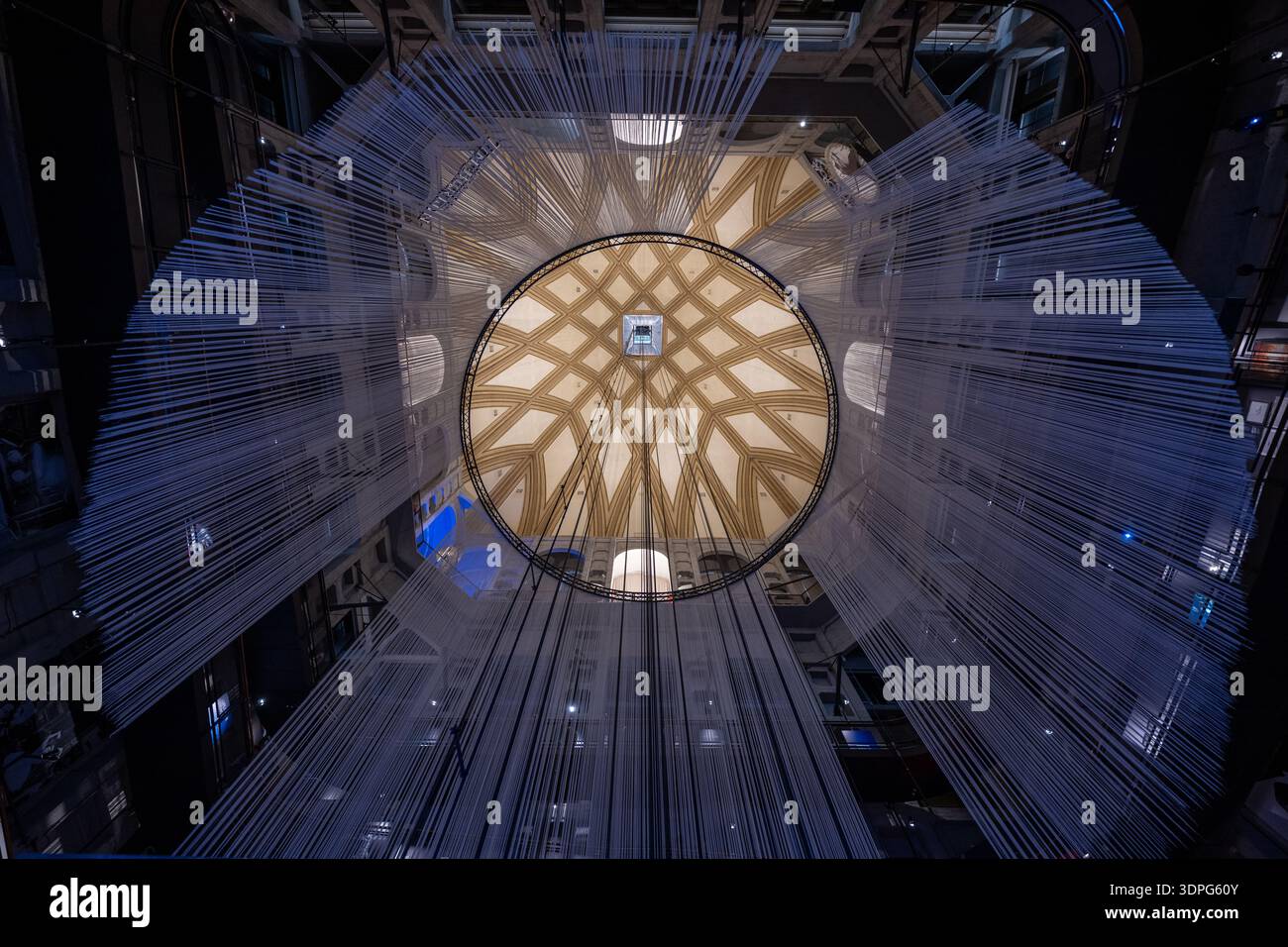 Turin, Italie - 10 août 2025 : admirez la cage d'ascenseur panoramique illuminée vers le dôme à caissons de mole Antonelliana, bâtiment emblématique du 19e siècle Banque D'Images