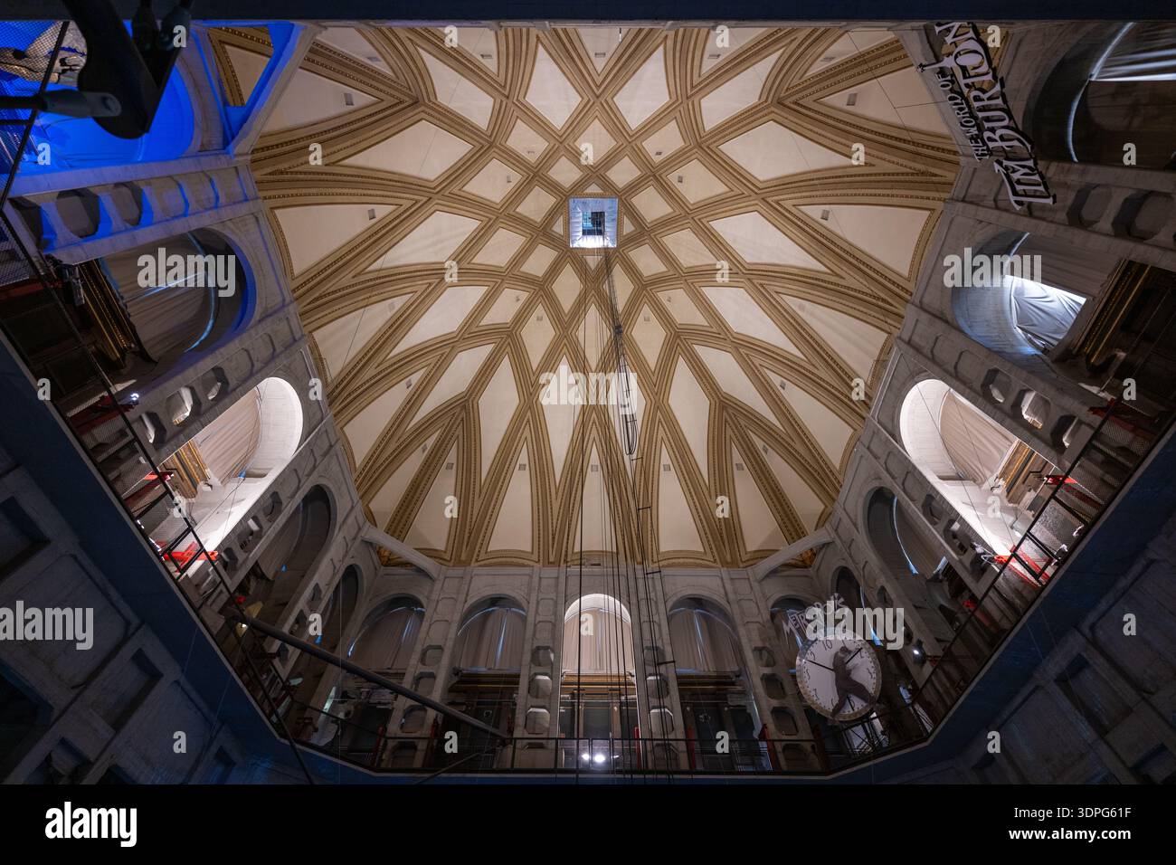 Turin, Italie - 10 août 2025 : vue sur le dôme néo-gothique de la mole Antonelliana du XIXe siècle à Turin, qui abrite aujourd'hui le Musée national du cinem Banque D'Images