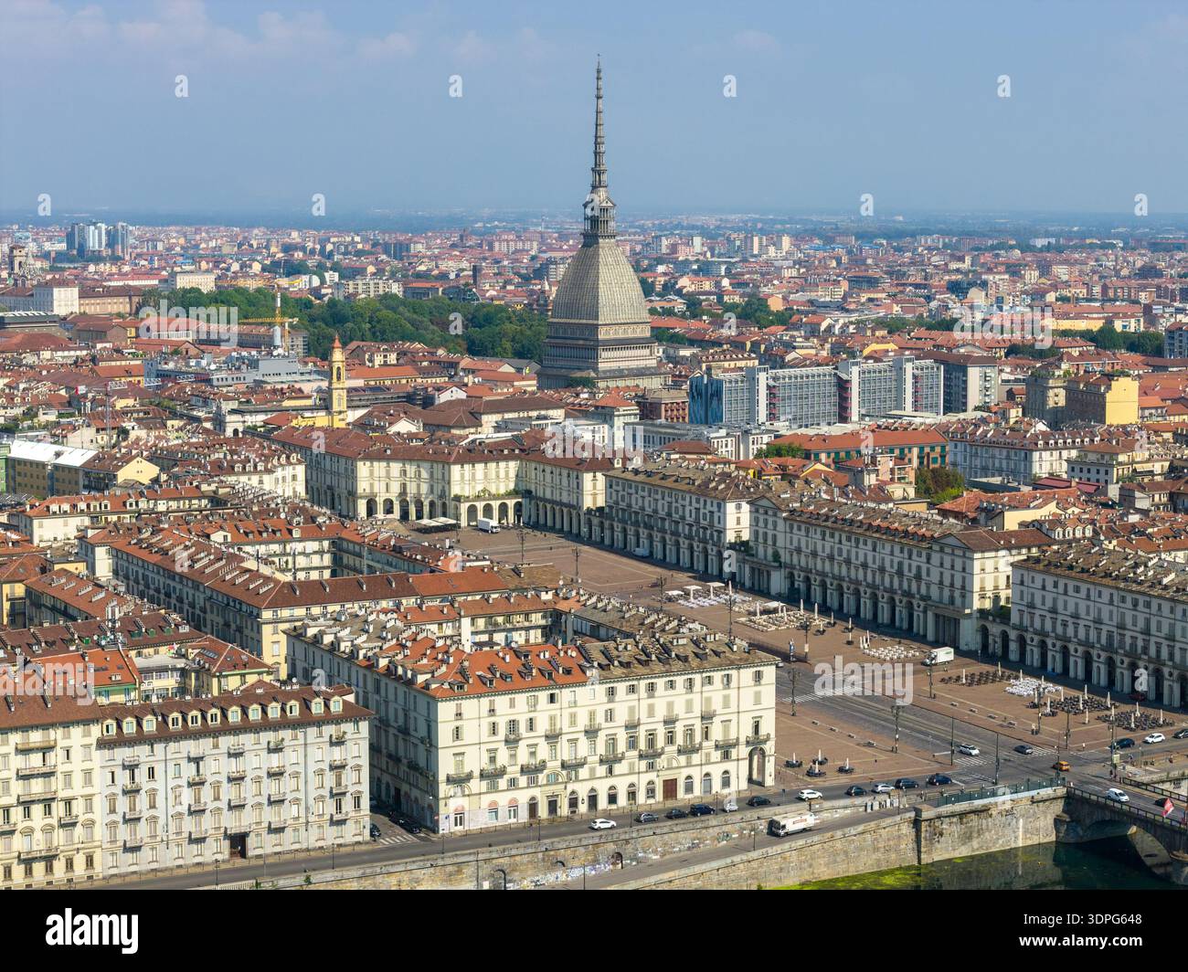 Panorama surélevé depuis Monte dei Cappuccini surplombant les toits de Turin et la mole Antonelliana du XIXe siècle dominant les toits de la ville. Banque D'Images