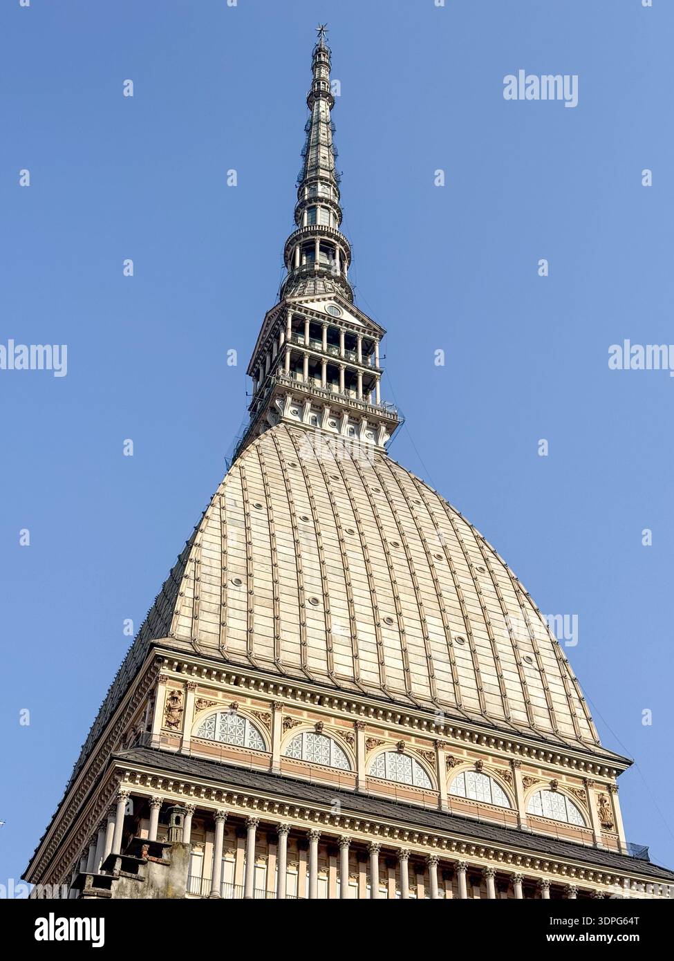 Vue rapprochée sur le dôme et la flèche de la mole Antonelliana à Turin, monument éclectique du XIXe siècle conçu à l'origine comme une synagogue, abritant aujourd'hui le Natio Banque D'Images