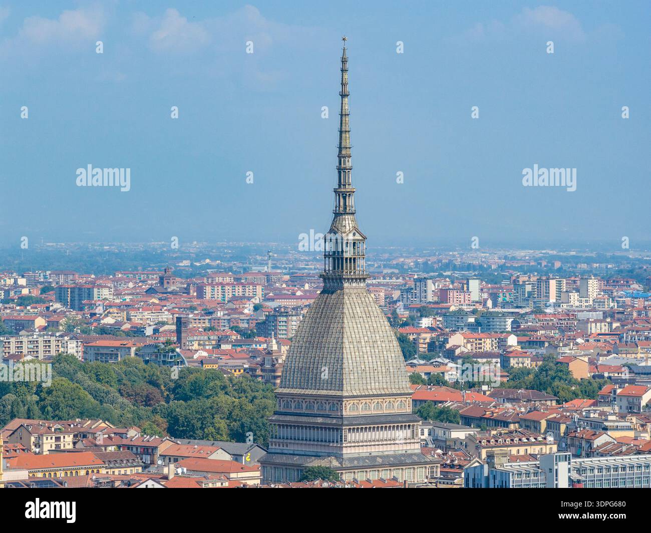 Vue téléphoto de la flèche mole Antonelliana s'élevant au-dessus de l'horizon urbain de Turin, vue depuis le belvedere Monte dei Cappuccini. Banque D'Images