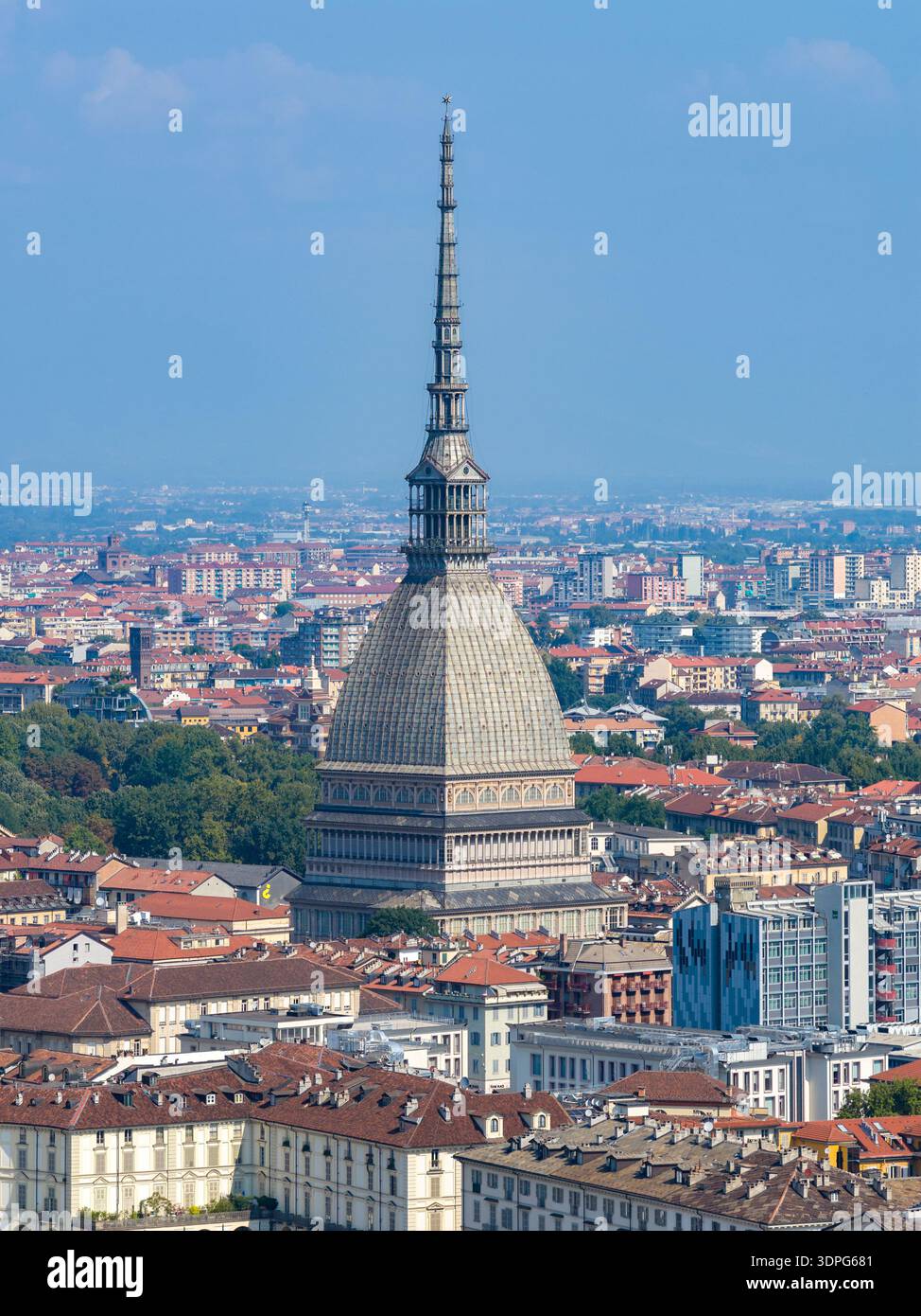Vue panoramique depuis Monte dei Cappuccini sur Turin mettant en valeur la mole Antonelliana du XIXe siècle et les toits historiques denses. Banque D'Images