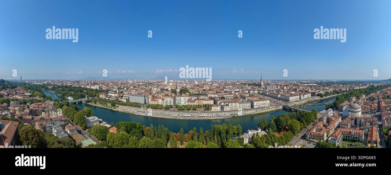 Large panorama sur Turin depuis Monte dei Cappuccini belvedere, montrant les remblais du fleuve po, les toits du centre historique et la mole Antonelliana. Banque D'Images
