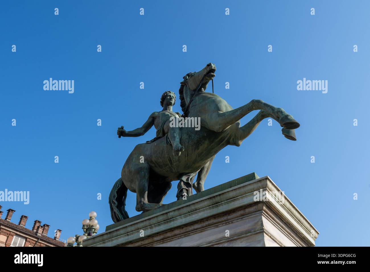 Bronze Statua equestre di Polluce sur piédestal en marbre aux portes du Palais Royal de Turin sous un ciel bleu clair. Banque D'Images