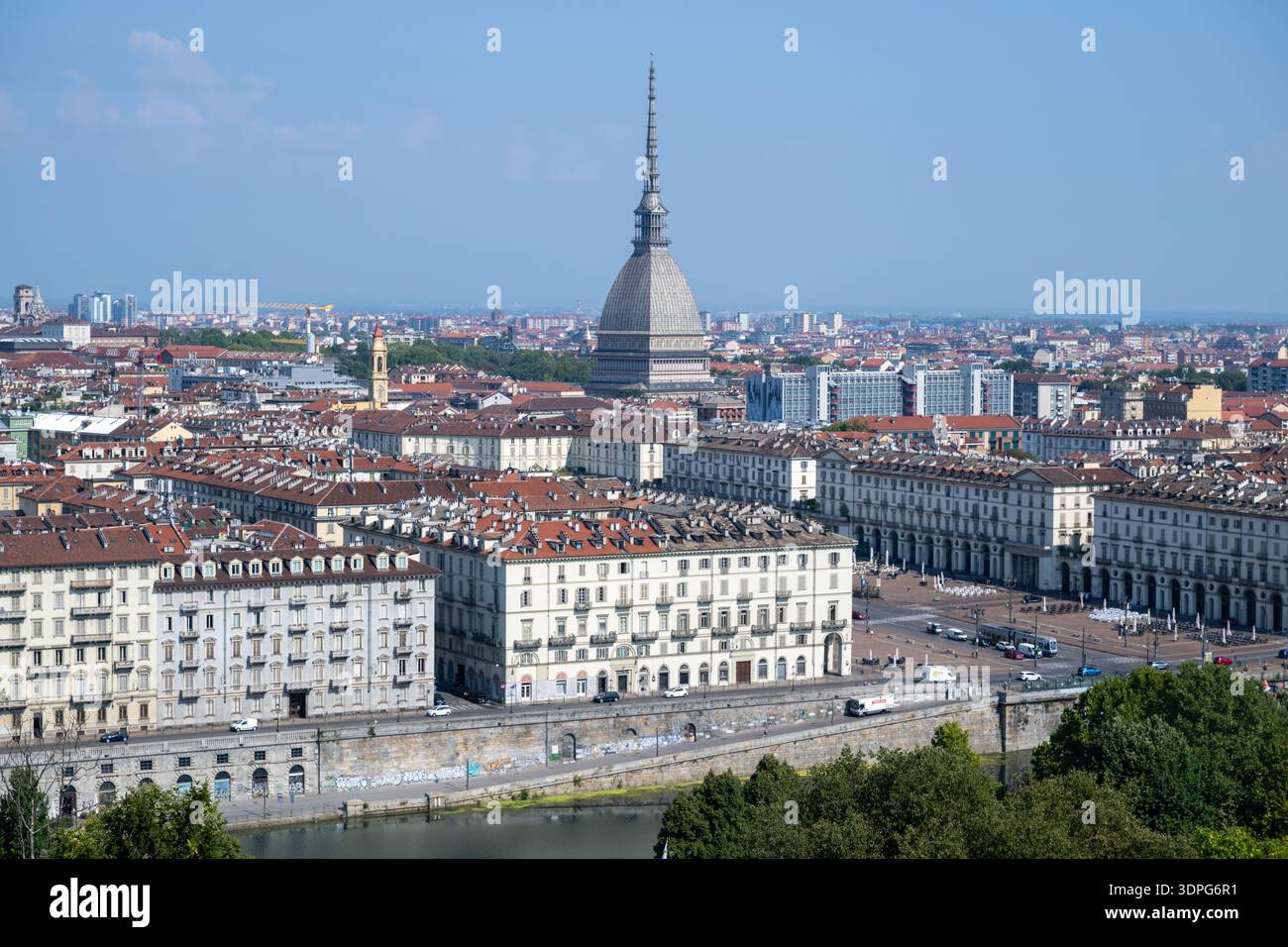 Vue panoramique depuis le Monte dei Cappuccini sur Turin, mettant en valeur mole Antonelliana du XIXe siècle et les palazzi baroques au bord du fleuve le long du Pô. Banque D'Images