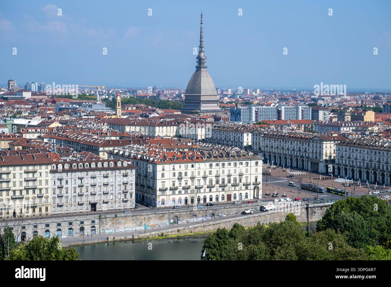 Horizon de Turin depuis Monte dei Cappuccini, avec la mole Antonelliana du XIXe siècle au-dessus des bâtiments baroques et néoclassiques au bord de la rivière sur un su clair Banque D'Images