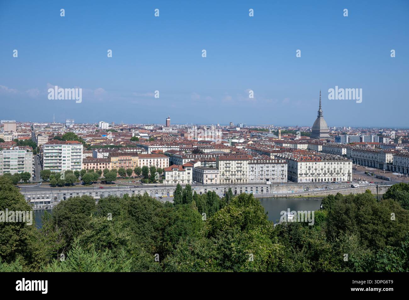 Vue panoramique de Turin depuis Monte dei Cappuccini belvedere, montrant le talus du fleuve po et mole Antonelliana sous un ciel d'été clair. Banque D'Images