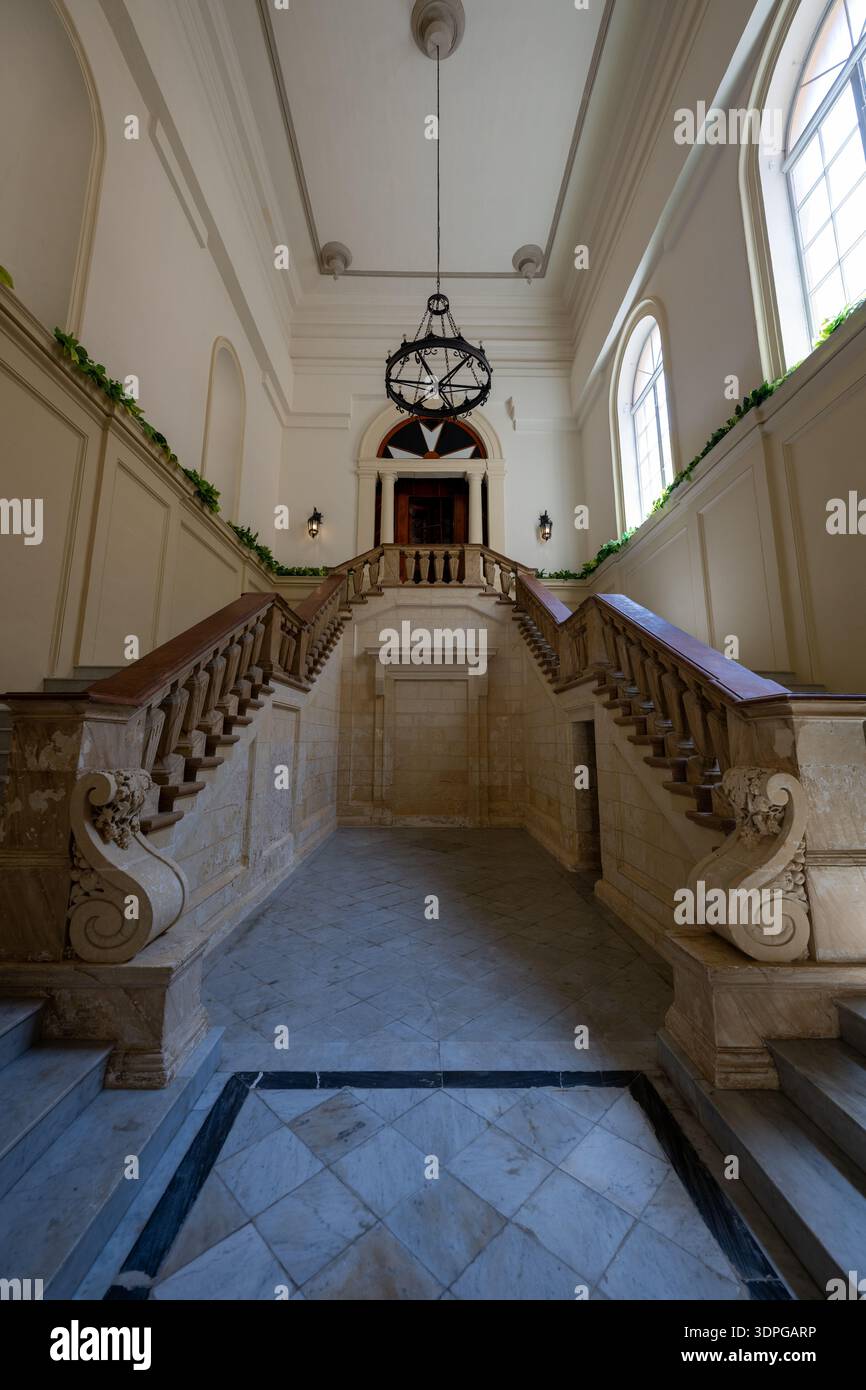 La Valette, Malte - 13 août 2025 : escalier baroque en marbre à l'intérieur du palais des grands maîtres du XVIe siècle à la Valette, orné de balustrades ornées, en hauteur Banque D'Images