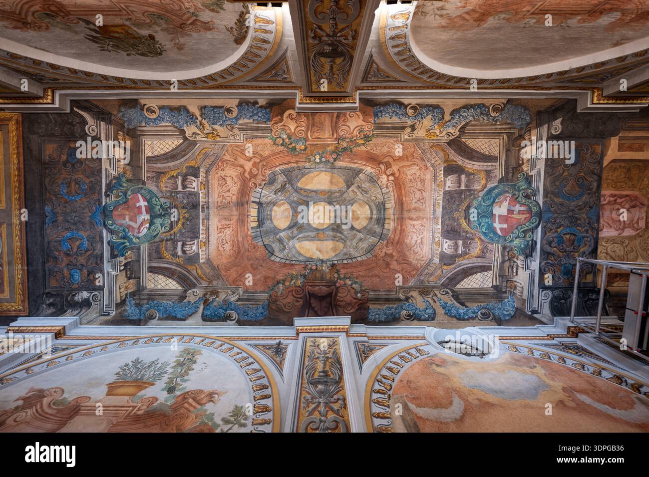 Valletta, Malte - 13 août 2025 : fresques baroques ornées de plafond et boucliers héraldiques à l'intérieur du Palais des grands maîtres, la Valette, Malte, vu vers le haut w Banque D'Images