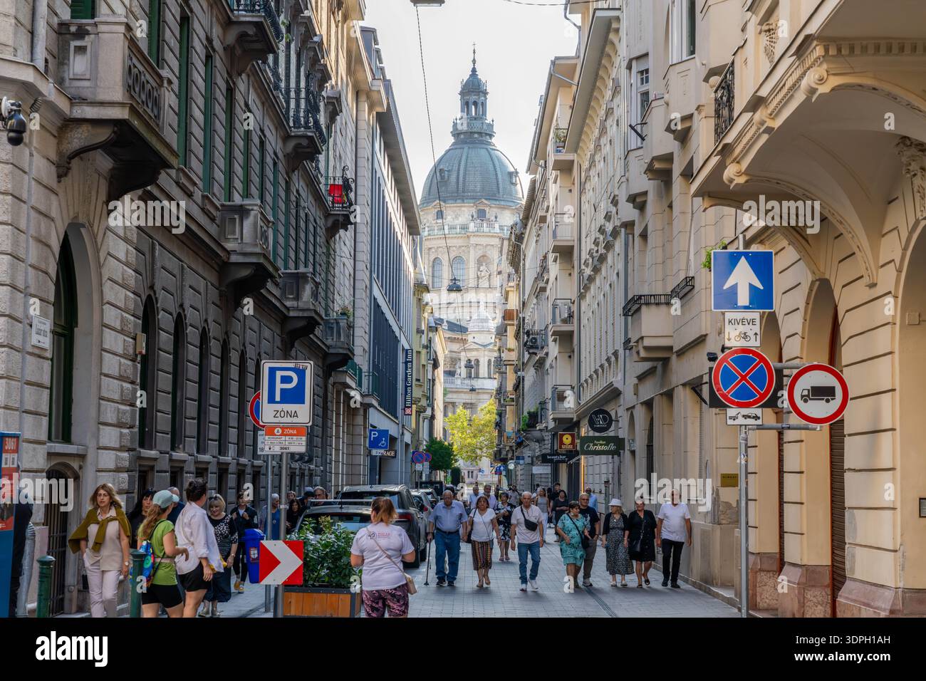 7 septembre 2025 : Budapest Hongrie - les gens marchent dans une rue animée à Budapest Hongrie avec des bâtiments historiques Banque D'Images