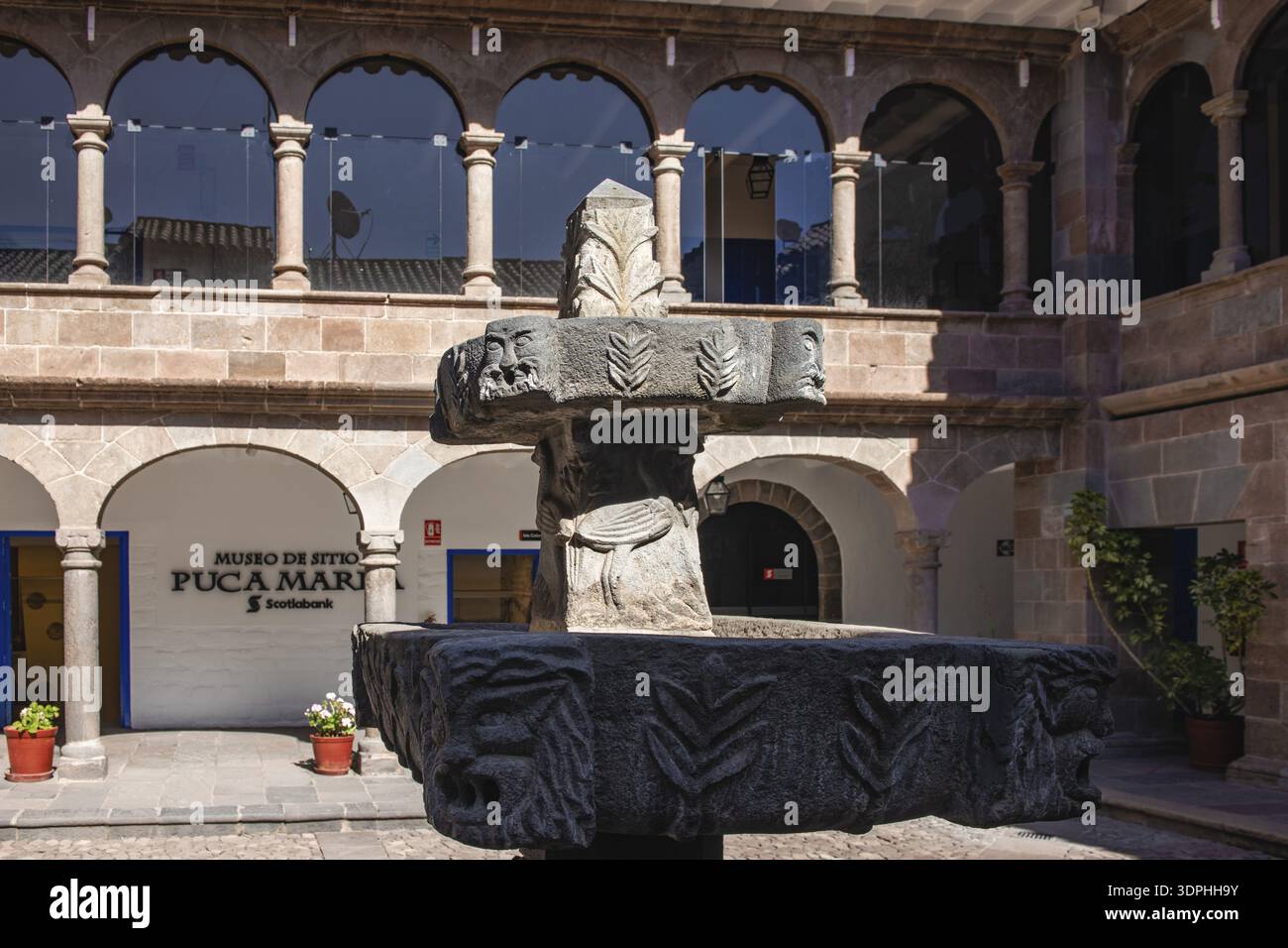 Fontaine en pierre avec motifs Inca, Cusco, Pérou Banque D'Images