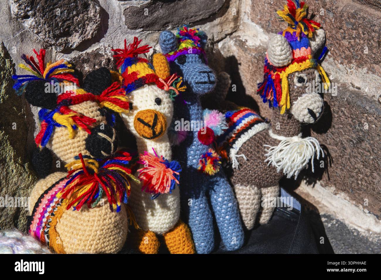 Lamas crochetés sur le marché à Cusco, Pérou Banque D'Images