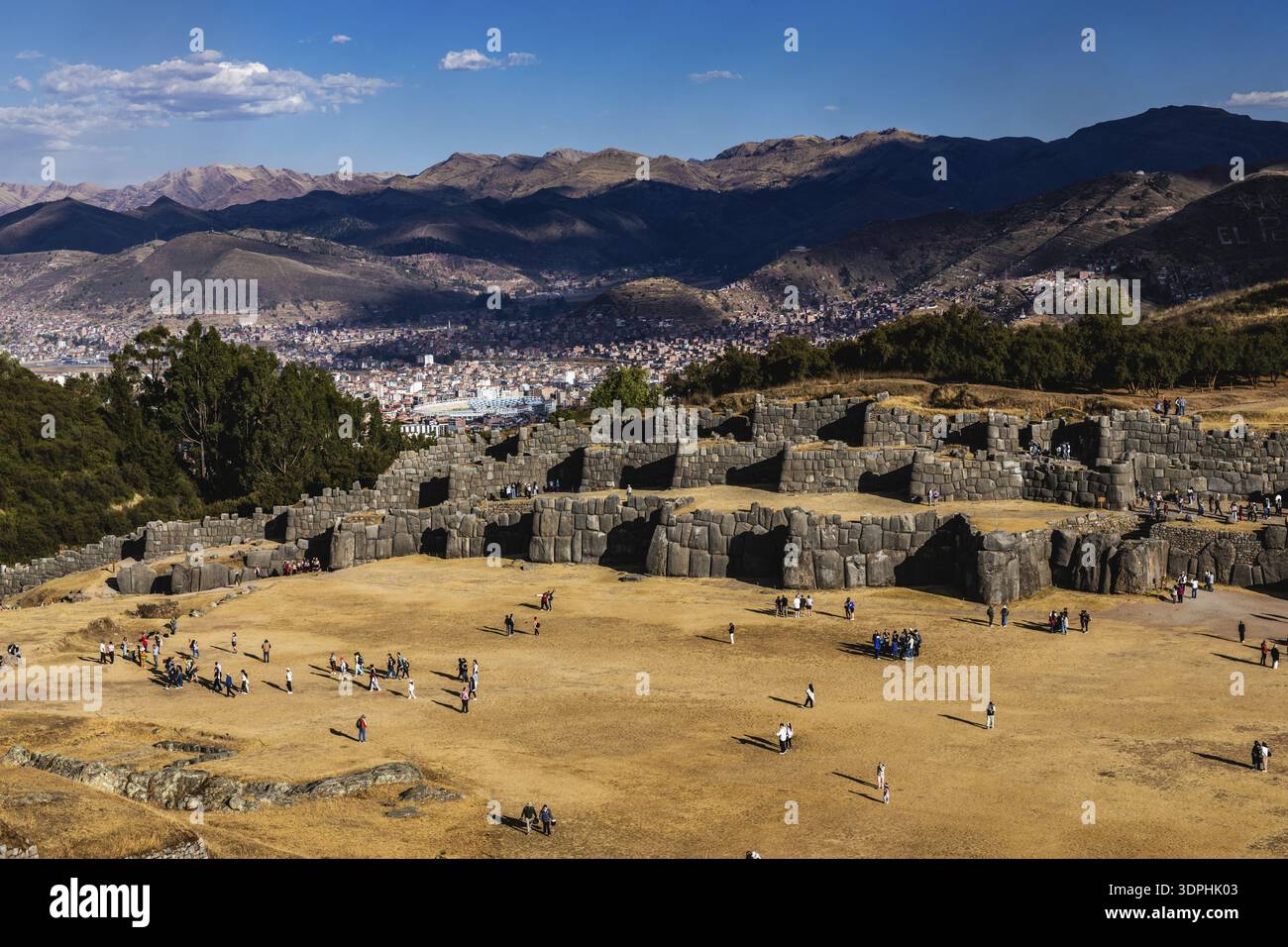 Vue sur les murs de pierre de la ville inca de Sacsayhuaman à Cusco, Pérou Banque D'Images