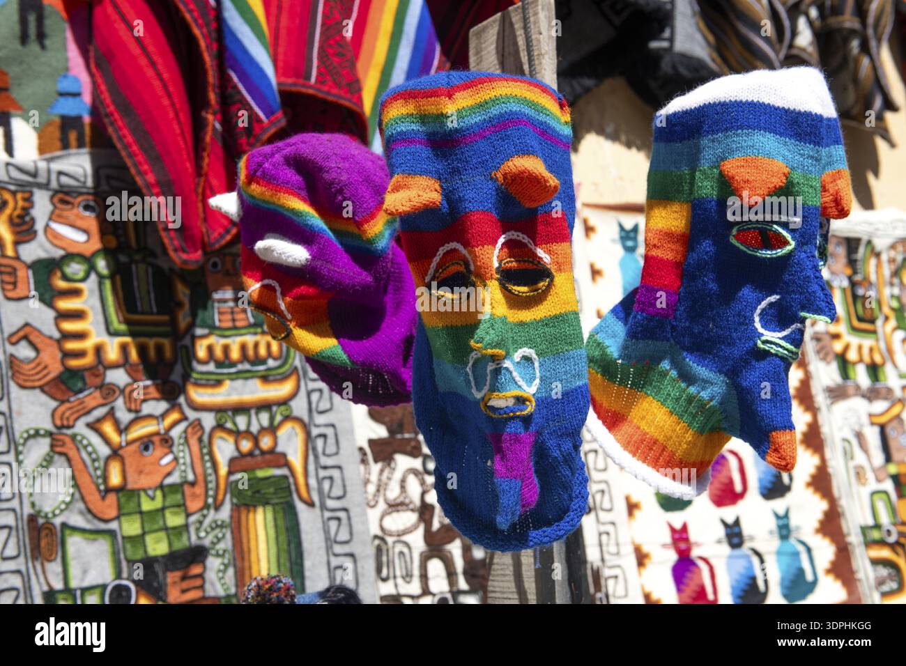 Chapeaux tricotés au marché touristique, Cusco, Pérou Banque D'Images