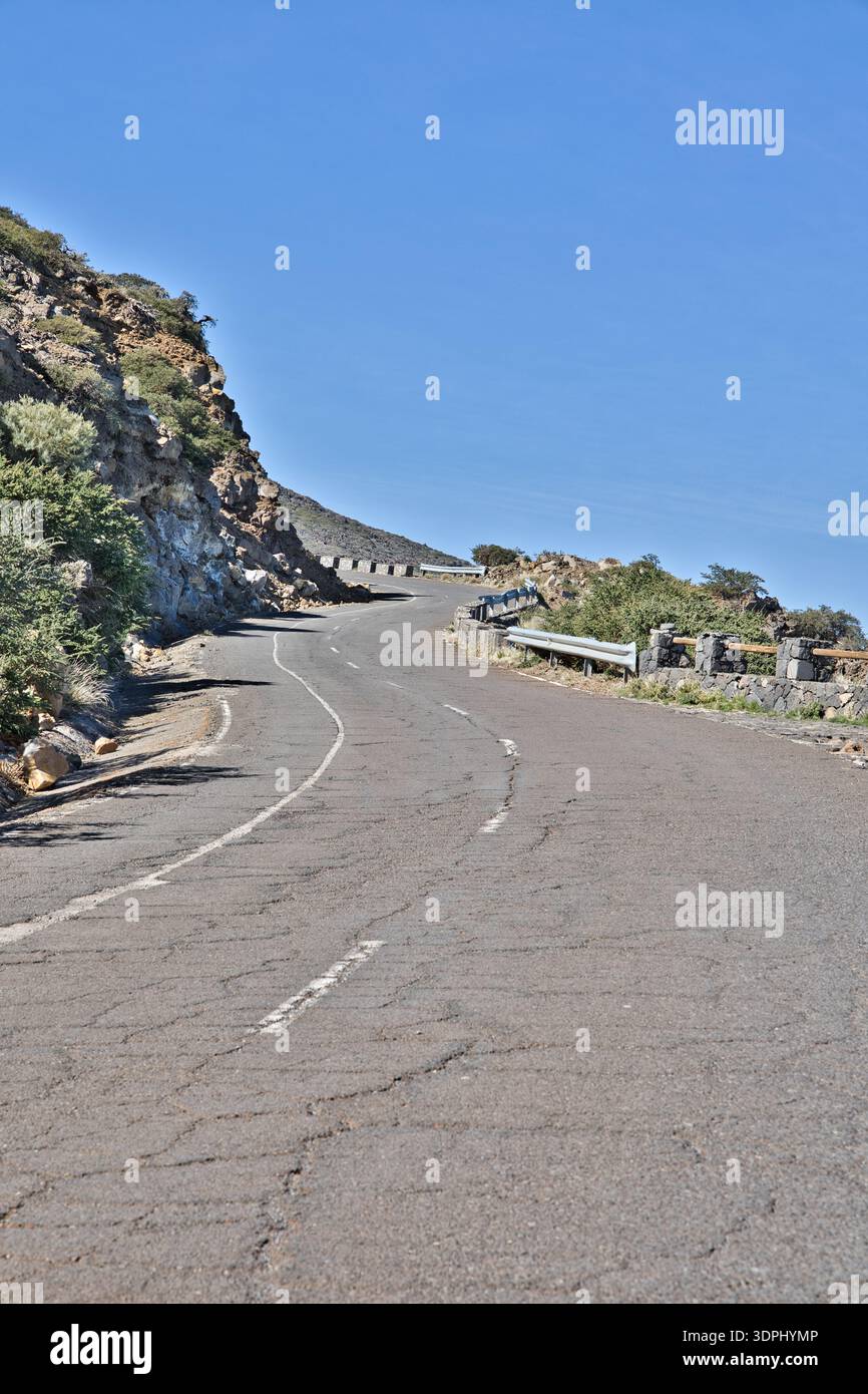 Vue panoramique depuis la Palmas Roque de los Muchachos montrant le mont Teide sur Tenerife s'élevant au-dessus des nuages au-dessus de l'océan. Îles Canaries emblématiques Banque D'Images