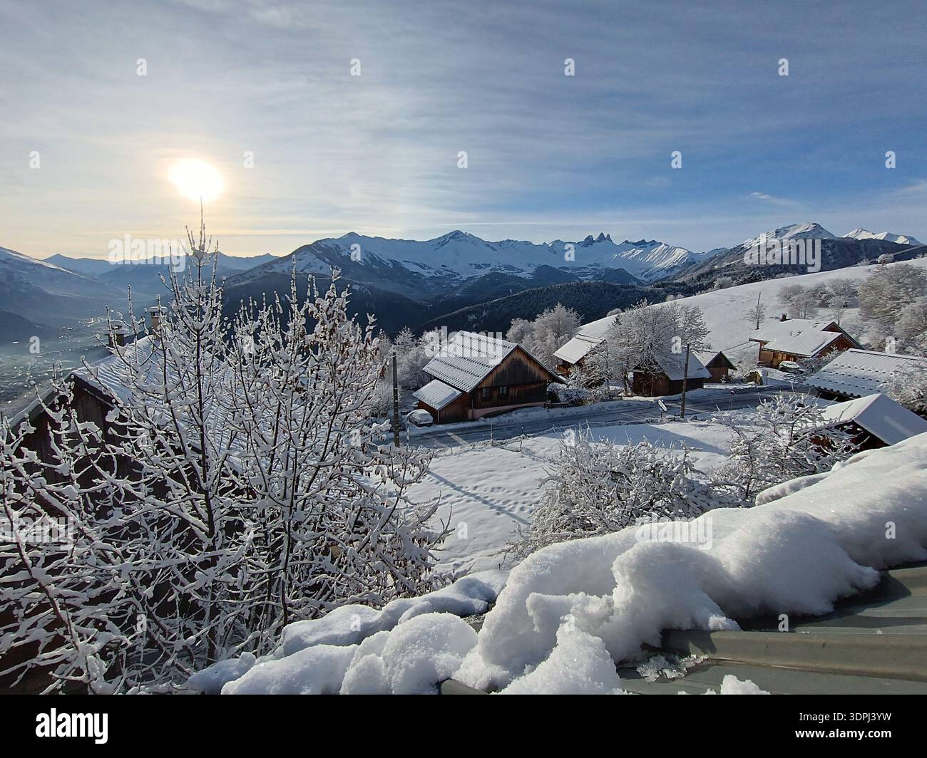 Lever de soleil d'hiver sur un village alpin enneigé dans la vallée de la Maurienne, Savoie, Alpes françaises, France Banque D'Images