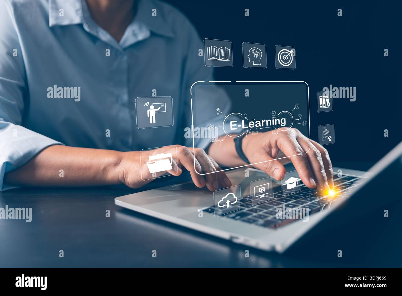 Mains tapant sur ordinateur portable avec superposition d'interface e-learning et icônes d'éducation, plate-forme de formation en ligne pour salle de classe virtuelle, étude à distance, cloud cont Banque D'Images