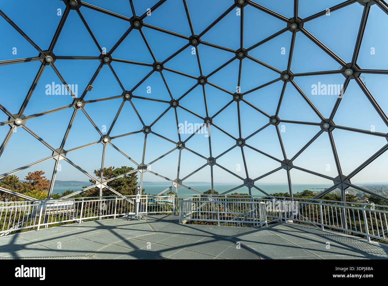 Dôme d'observation géométrique en métal au point de vue de Xantos à Balatonboglar surplombant le lac Balaton avec vue panoramique, architecture moderne, élevé Banque D'Images