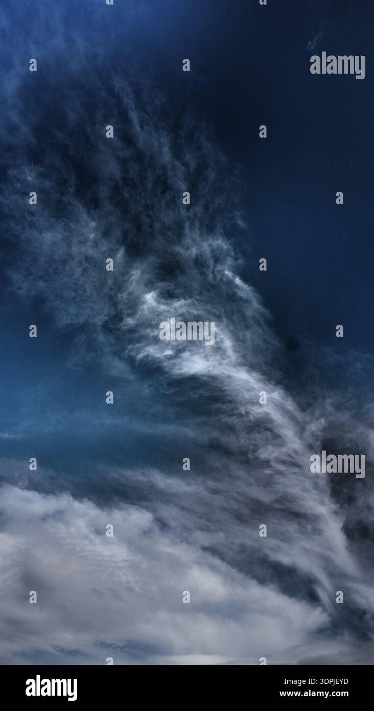 Formation spectaculaire de nuages de cirrus contre un ciel bleu profond, photographiée en Grèce et traitée en post-production pour une clarté et un contraste tonaux. Convient pour les mauvaises herbes Banque D'Images