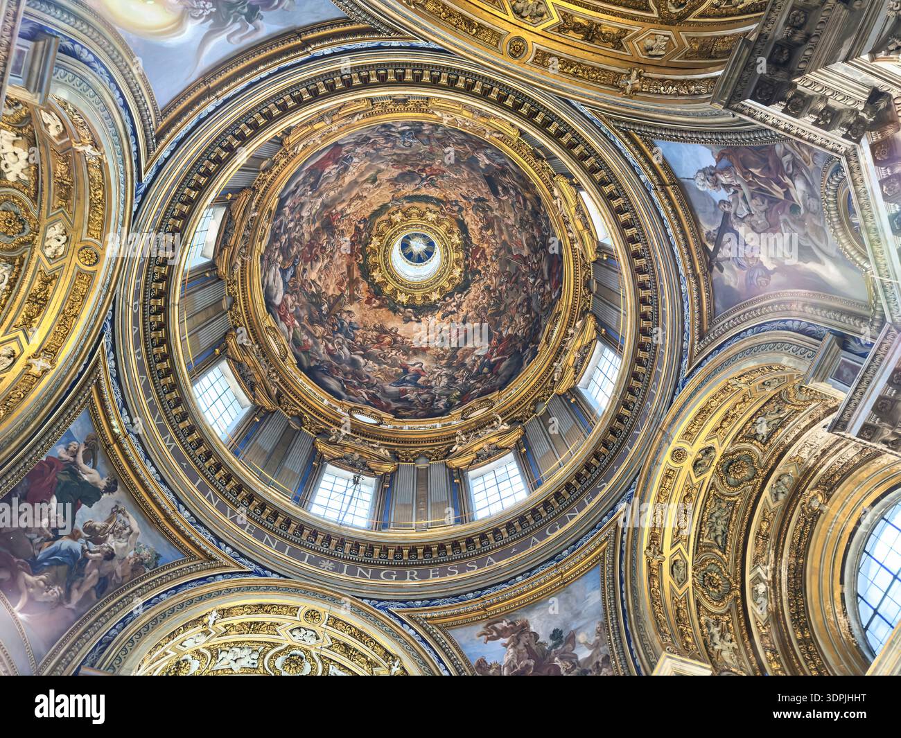 Vue intérieure du dôme baroque orné de Sant'Agnese in Agone église à Piazza Navona, Rome, Italie. Banque D'Images