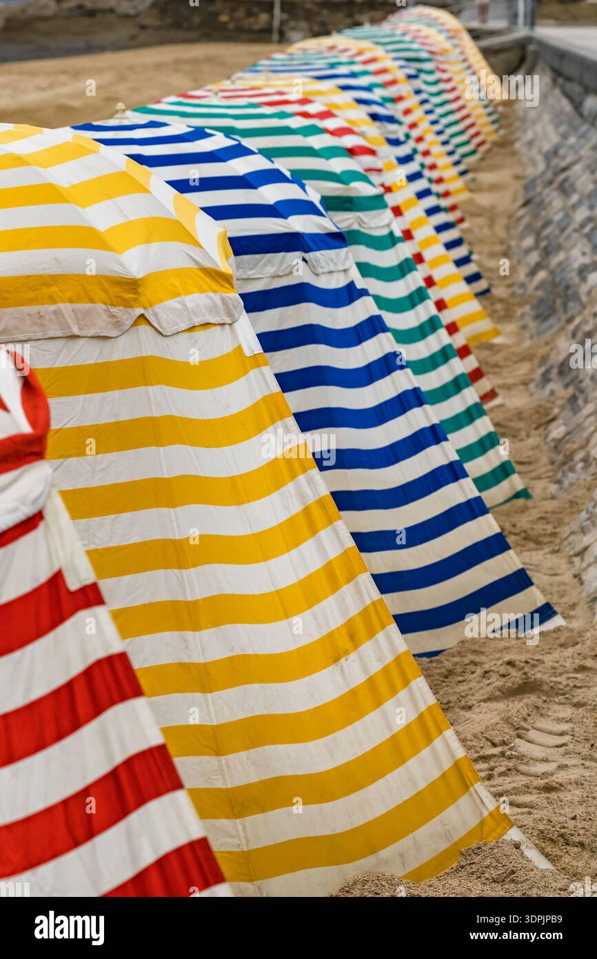 Tentes de plage rayées colorées emblématiques sur la Grande plage à Biarritz Banque D'Images