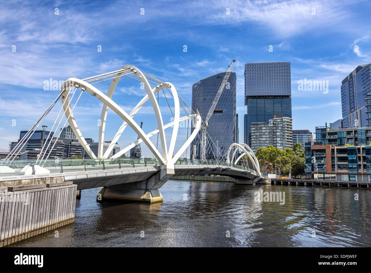 Une vue sur la rivière Yarra et l'architecture de la ville de Melbourne, Australie, avec le Seafarers Bridge. Docklands et South Wharf en été Banque D'Images