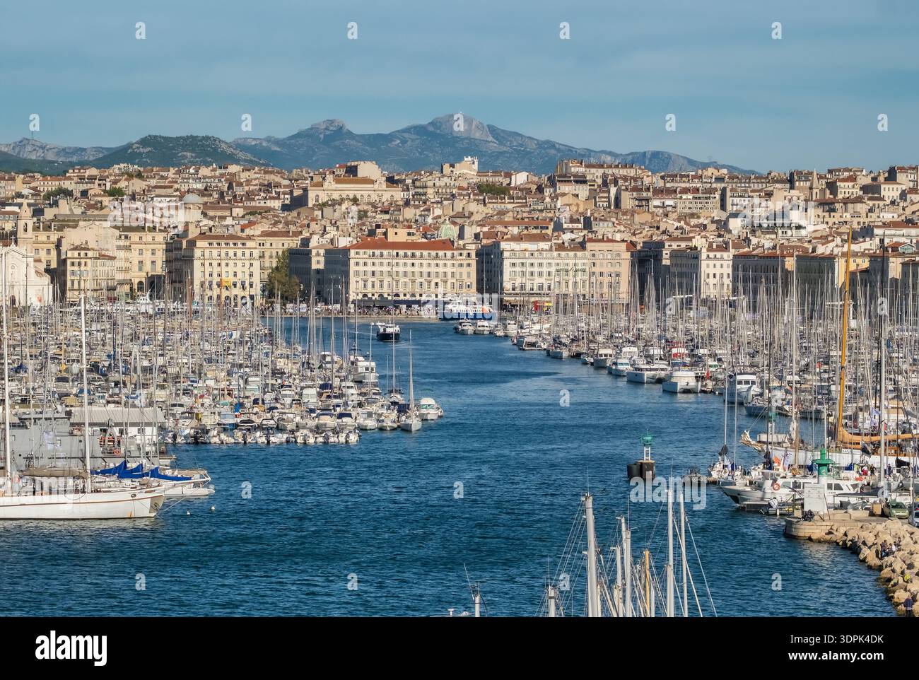 Vue panoramique sur le Vieux Port et les gratte-ciel de Marseille Banque D'Images
