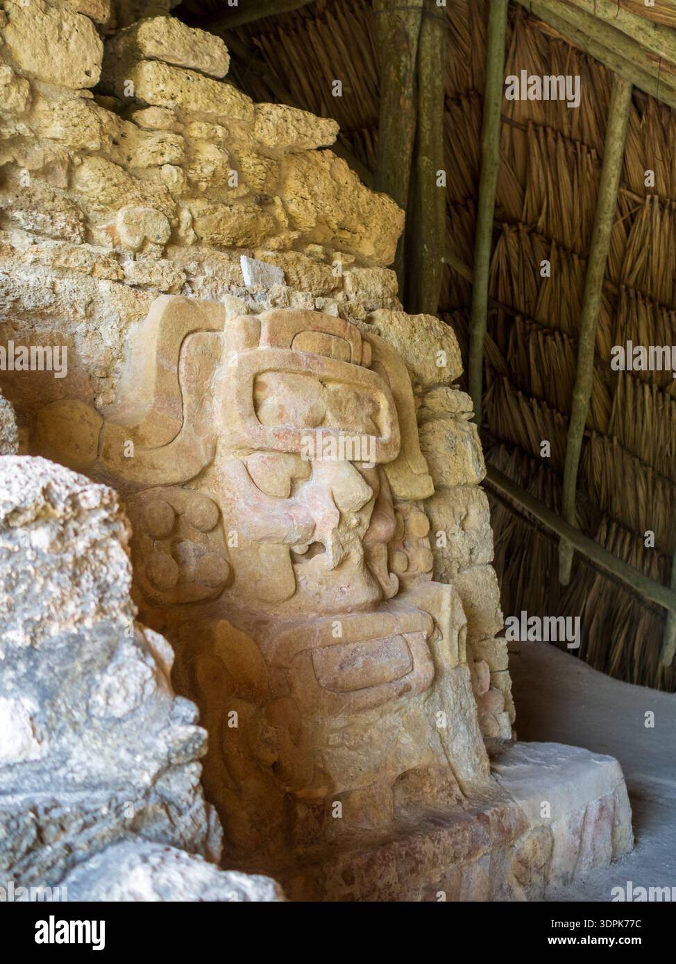 Masque anthropomorphe, encore avec de la peinture rouge, au Templo de los Mascarones dans la cité maya de Kohunlich, Quintana Roo Banque D'Images