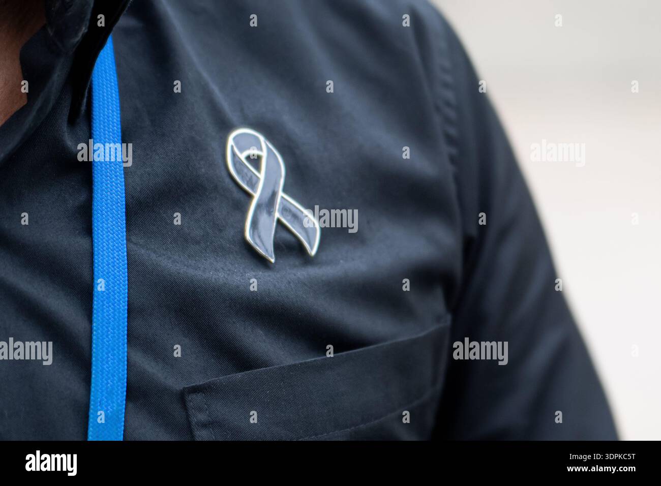 Le ruban noir et les vêtements noirs sont un symbole de deuil et de deuil pour sa Majesté la reine mère Sirikit, décédée le 24 octobre 2025. po Banque D'Images