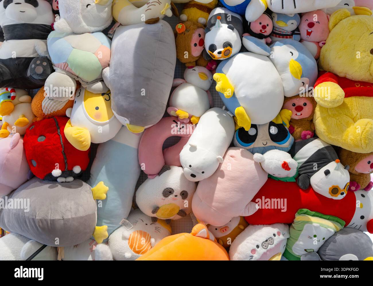 Editorial, 5 février 2026, Amsterdam, Plush Toys Miniso Store 2026. Image de jouets en peluche chinois doux sur les étagères dans le magasin Miniso au centre-ville d'Amsterdam Banque D'Images