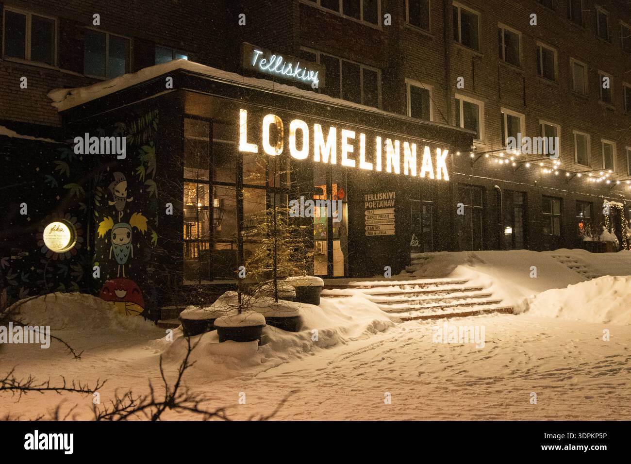 Telliskivi ville créative dans un blizzard à Tallinn, Estonie. Banque D'Images
