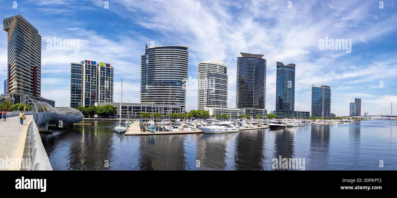 Melbourne, Australie - 21 janvier 2023 : paysage urbain et port de plaisance de Melbourne en été, montrant l'architecture moderne, le pont Webb et le boa amarré Banque D'Images