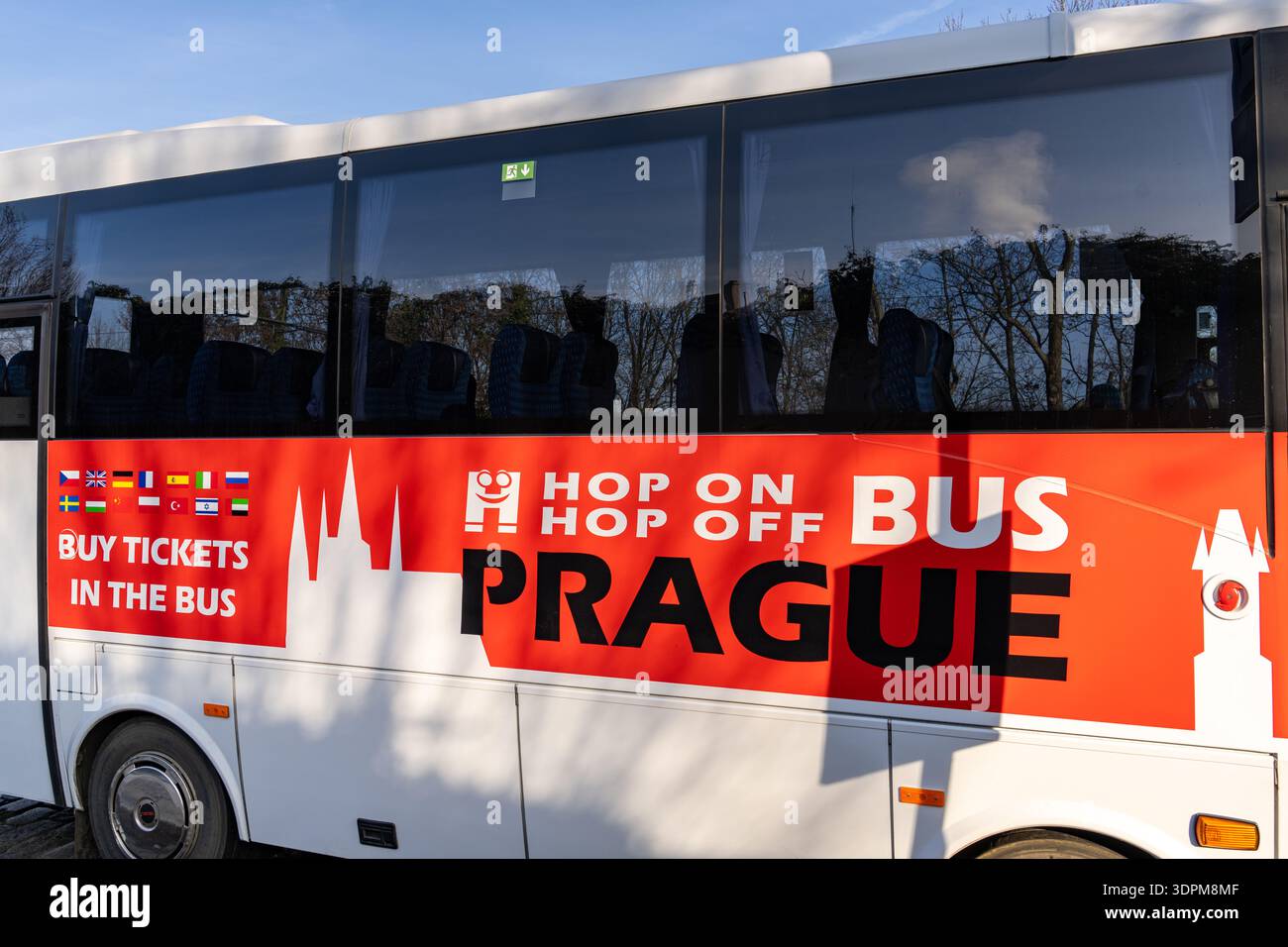 Prague, Tchéquie - 20 janvier 2025 : bus hop on Hop Off Prague avec le logo H souriant et divers drapeaux nationaux indiquant qu'un guide audio est disponible Banque D'Images