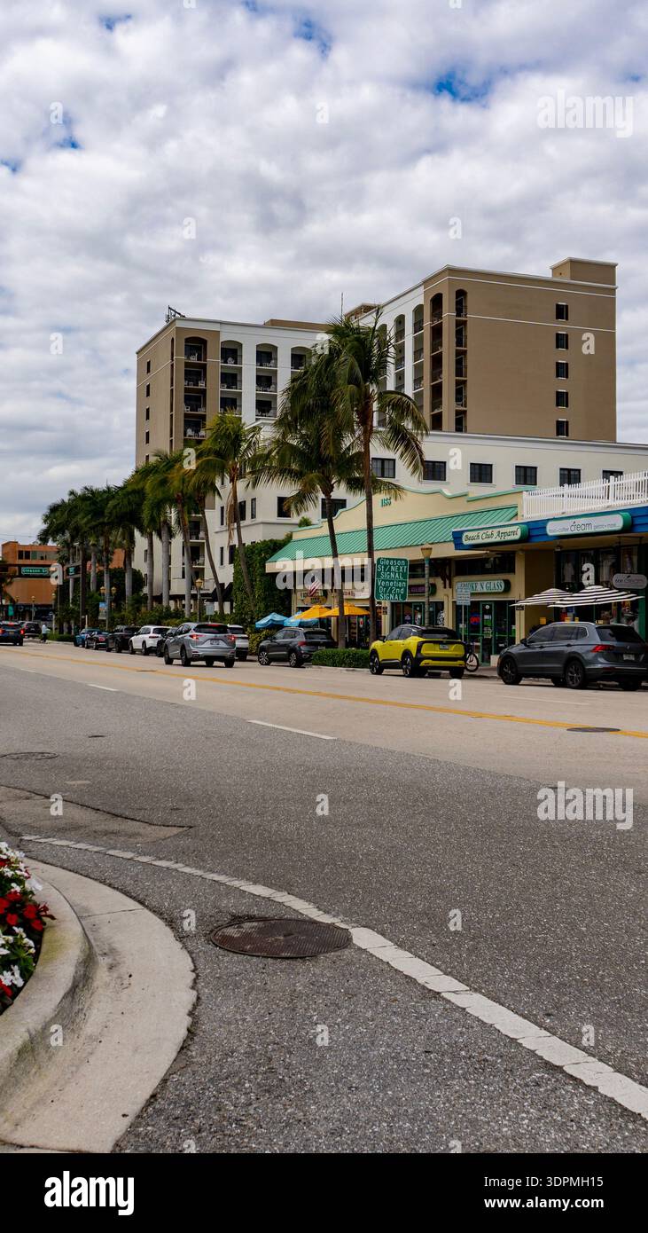Vertical 9 :16 Portrait de Atlantic Avenue dans le centre-ville de Delray Beach Floride avec des palmiers imposants et un paysage de rue tropical Banque D'Images