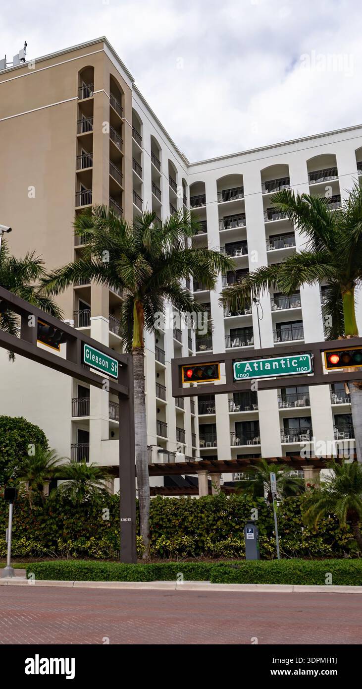 Vertical 9 :16 Portrait de Atlantic Avenue dans le centre-ville de Delray Beach Floride avec des palmiers imposants et un paysage de rue tropical Banque D'Images