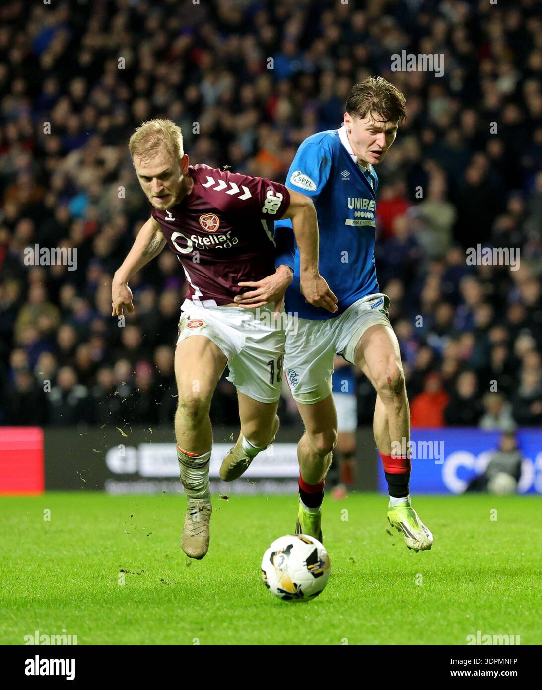 Harry Milne de Heart of Midlothian (à gauche) et Ryan Naderi des Rangers se battent pour le ballon lors du match de premier rang de William Hill au stade Ibrox de Glasgow. Date de la photo : dimanche 15 février 2026. Banque D'Images