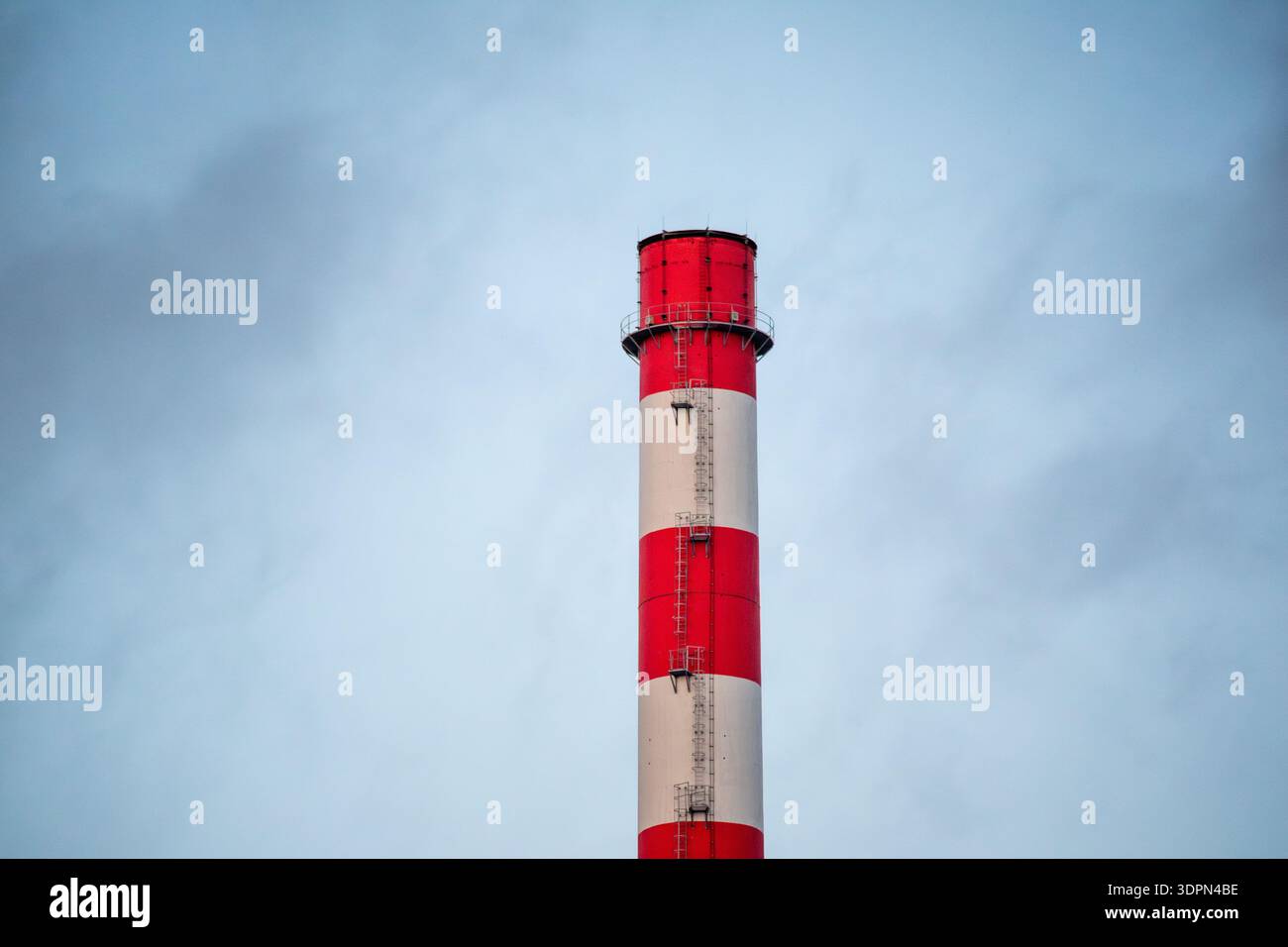 Dessus d'une cheminée de centrale électrique avec des bandes rouges et blanches et un espace pour la copie Banque D'Images