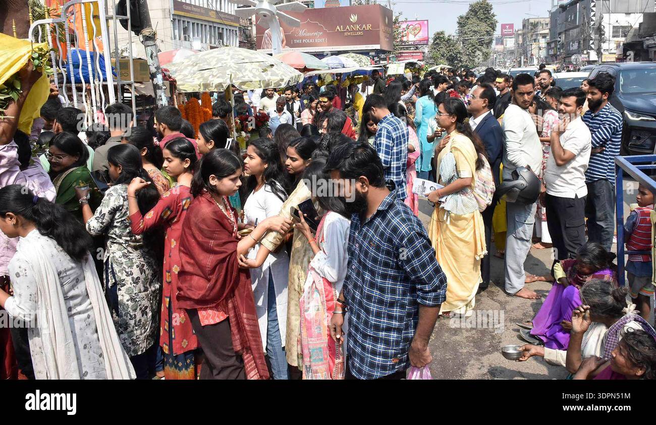 PATNA, INDE - 15 FÉVRIER : les dévots se rassemblent pour adorer le seigneur Shiva à l'occasion du festival Mahashivratri au croisement de route ennuyeux le 15 février 2026 à Patna, en Inde. Le festival hindou est dédié au Seigneur Shiva et à la Déesse Parvati, symbolisant leur union divine et l'équilibre des énergies masculine et féminine. Sur Shivratri, les dévots visitent les temples, offrent des prières et observent les jeûnes. On croit aussi que le Seigneur Shiva a exécuté la danse cosmique de création et de destruction de Tandav, en cette nuit sainte. Photo de Santosh Kumar/Hindustan Times des dévots hindous à travers l'Inde célèbrent Maha Shi Banque D'Images