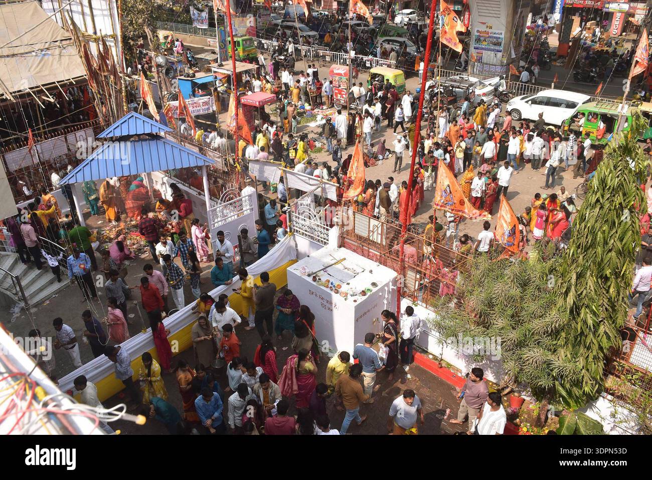 PATNA, INDE - 15 FÉVRIER : les dévots se rassemblent autour du temple Khajpura Shiv pour adorer le seigneur Shiva à l'occasion du festival Mahashivratri le 15 février 2026 à Patna, en Inde. Le festival hindou est dédié au Seigneur Shiva et à la Déesse Parvati, symbolisant leur union divine et l'équilibre des énergies masculine et féminine. Sur Shivratri, les dévots visitent les temples, offrent des prières et observent les jeûnes. On croit aussi que le Seigneur Shiva a exécuté la danse cosmique de création et de destruction de Tandav, en cette nuit sainte. Photo de Santosh Kumar/Hindustan Times des dévots hindous à travers l'Inde célèbrent Maha Banque D'Images