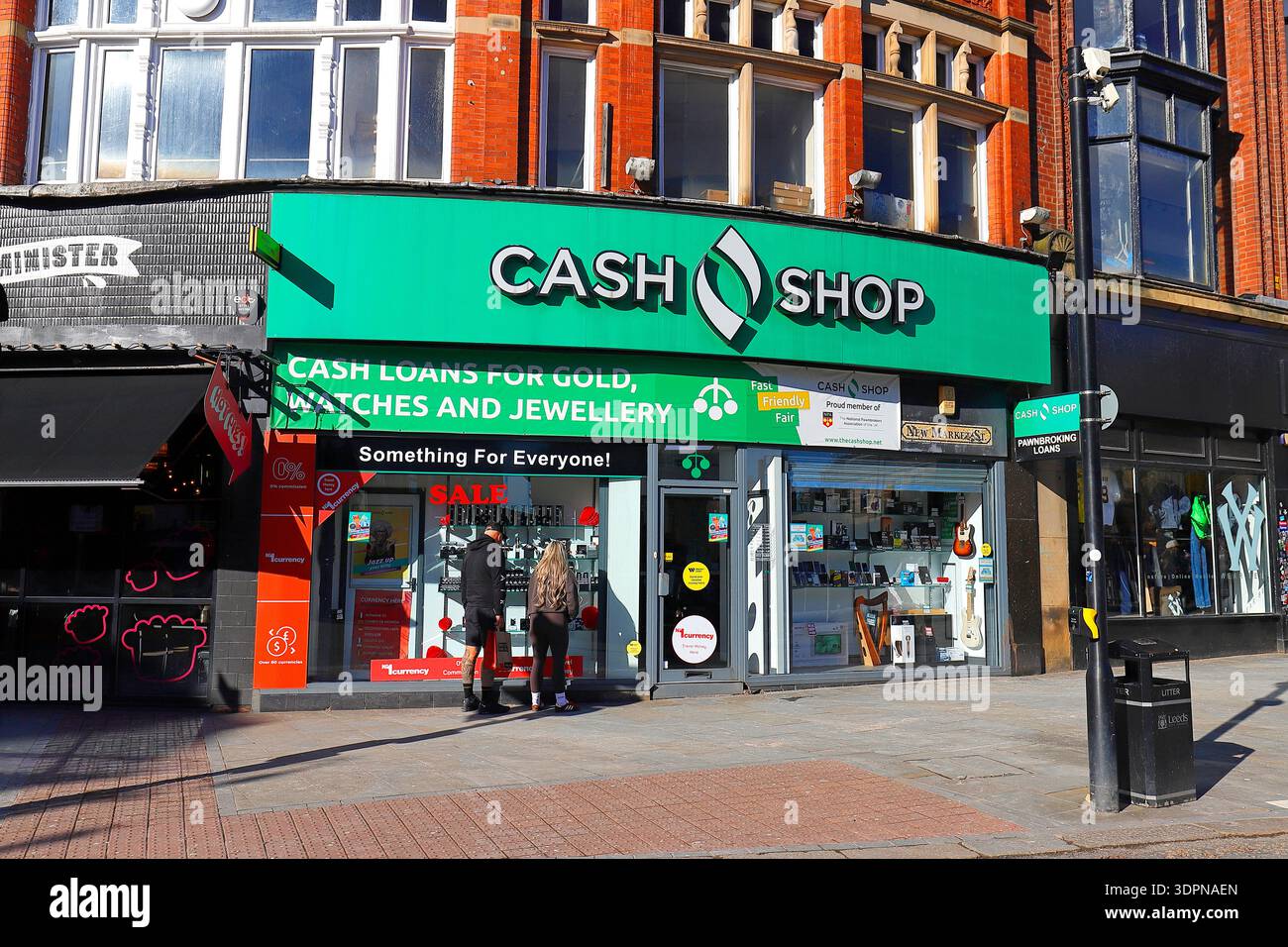 Une succursale de Cash Shop sur Duncan Street dans le centre-ville de Leeds Banque D'Images